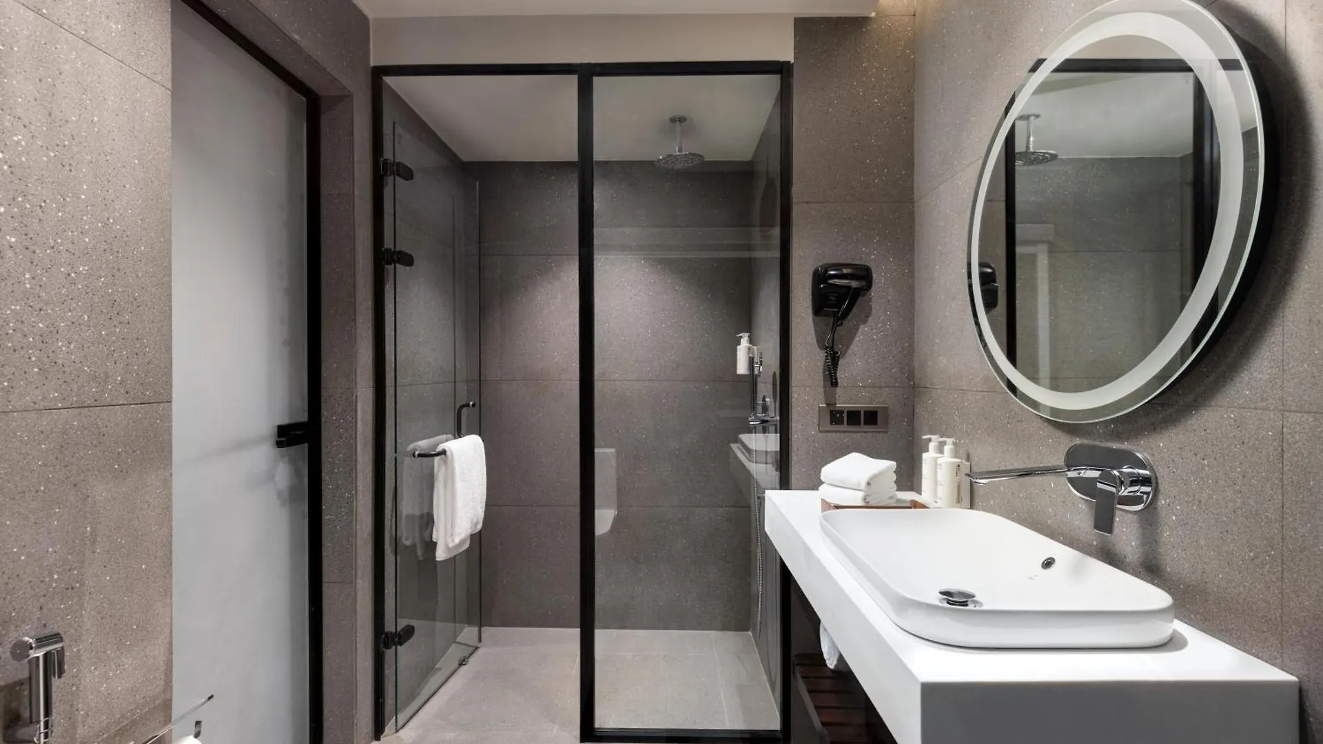 Mercure Chandigarh Tribune Chowk 4*,  India