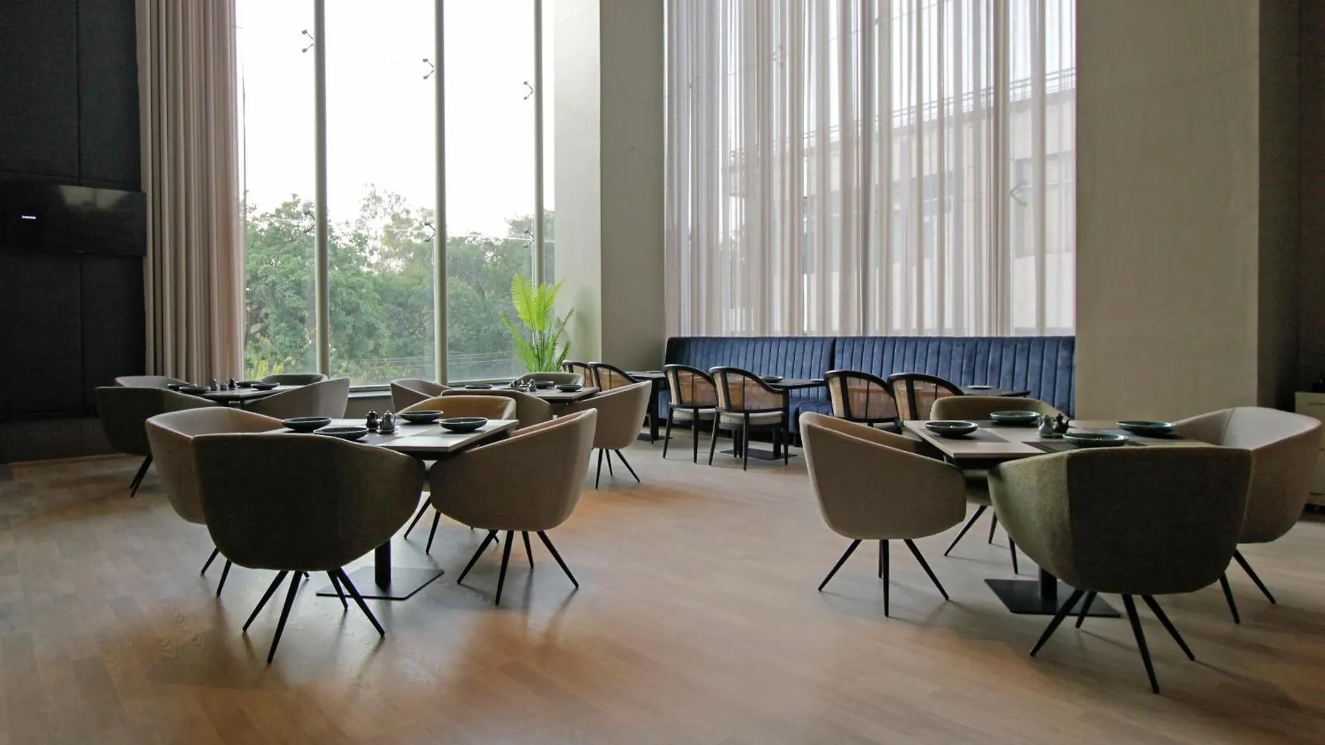 **** Hotel Mercure Chandigarh Tribune Chowk India